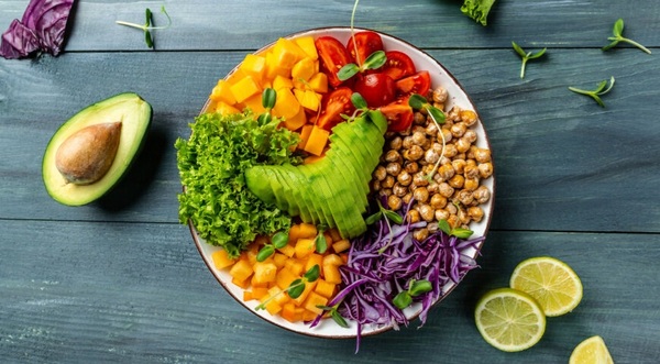Assiette colorée avec légumes et céréales